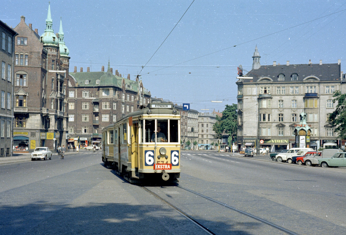 København / Kopenhagen Københavns Sporveje: Tw 574 + Bw 15xx als E-Wagen auf der SL 6. Ort und Datum: Østerbro, Jagtvej  / Reersøgade im Juni 1968. - Scan von einem Farbnegativ. Film: Kodacolor X.