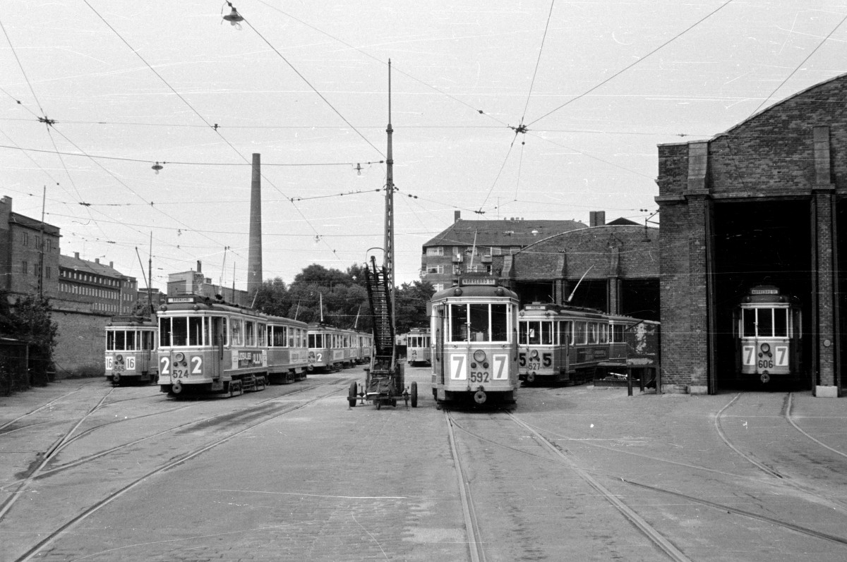 København / Kopenhagen KS Betriebshof Nørrebro eines Tages im Juli 1967: Die Triebwagen 565 (als SL 16), 524 (als SL 2), 592 (als SL 7), 527 (als SL 5) und 606 (als SL 7) standen betriebsbereit.  