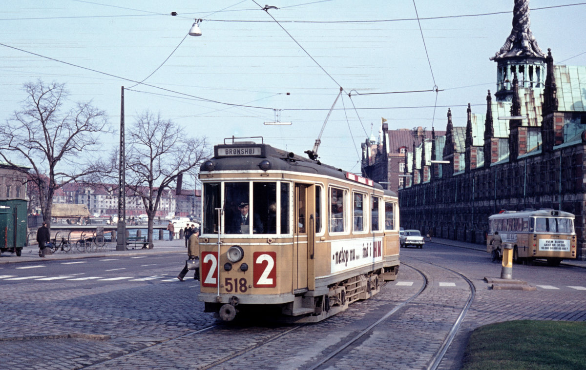 København / Kopenhagen KS SL 2 (Tw 518 + Bw 15**) København K, Slotsholmen, Holmens Bro (: Brücke) am 23. April 1969. - Links ist ein bisschen von der Holmens Kirke zu sehen, im Hintergrund rechts sieht man die Börse. - Beide Gebäude, die Kirche und die Börse, sind vom dänischen König Christian dem 4. (1577 geboren, König 1588-1648) errichtet worden. - Scan eines Diapositivs. Film: AGFA CT 18.