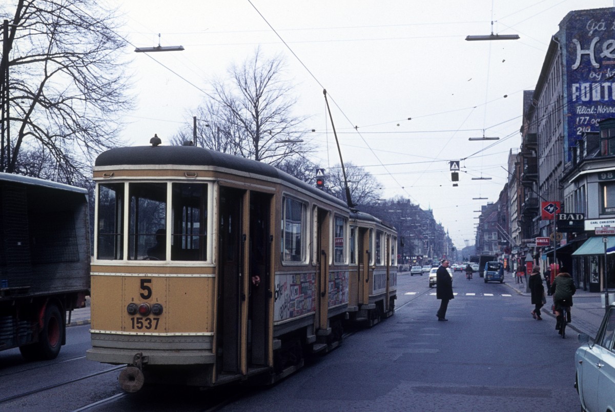 København / Kopenhagen KS SL 5 (KS-Grossraumbeiwagen 1537) Nørrebrogade / Sjællandsgade am 12. April 1972.
