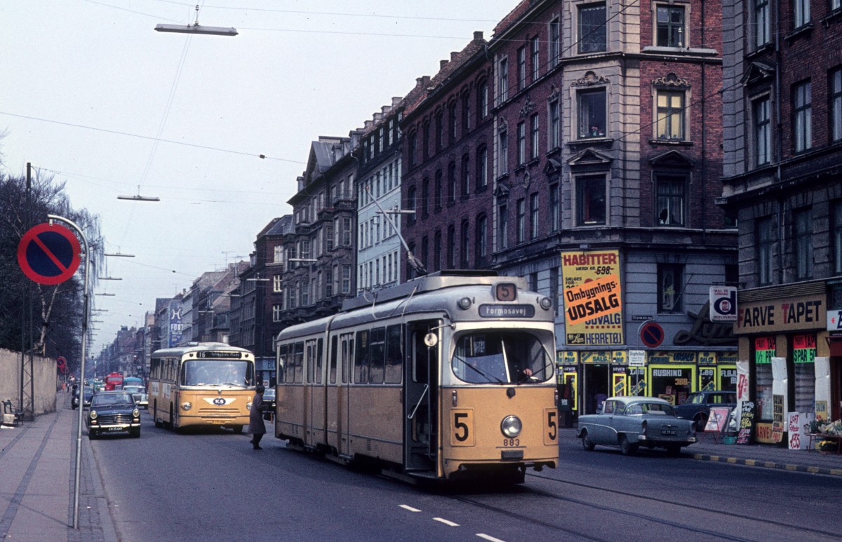 København / Kopenhagen KS SL 5 (DÜWAG-GT6 883) Nørrebrogade / Kapelvej am 12. April 1972.