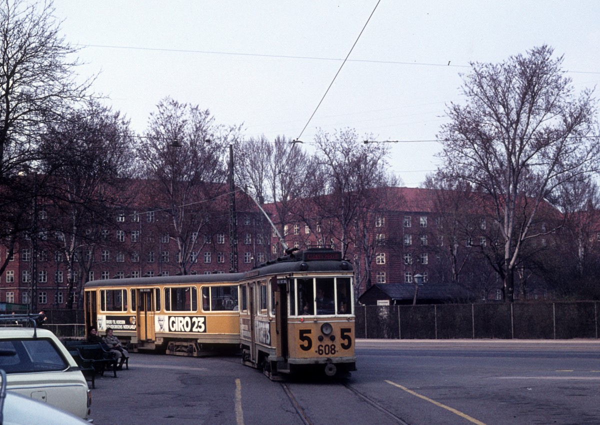 København / Kopenhagen KS SL 5 (KS-Grossraumtriebwagen 608) Østrigsgade / Øresundsvej / Lergravsparken am 14. April 1972.