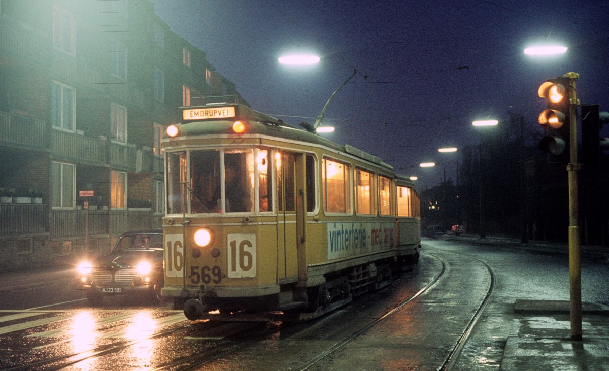 København / Kopenhagen KS SL 16 (Københavns Sporveje Hauptwerkstatt-Grossraumtriebwagen 569) Bispebjerg / Frederiksborgvej / Tagensvej am 4. Februar 1970.