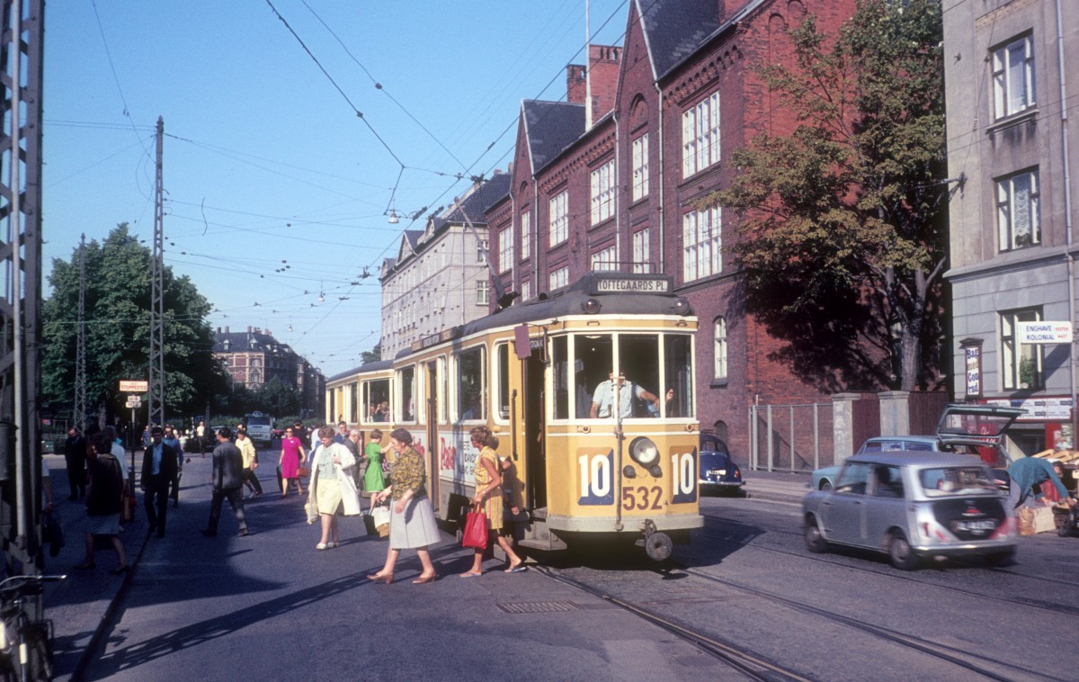 København / Kopenhagen KS SL 10 (KS-Grossraumtriebwagen 532) Enghave Plads am 28. Juli 1968.