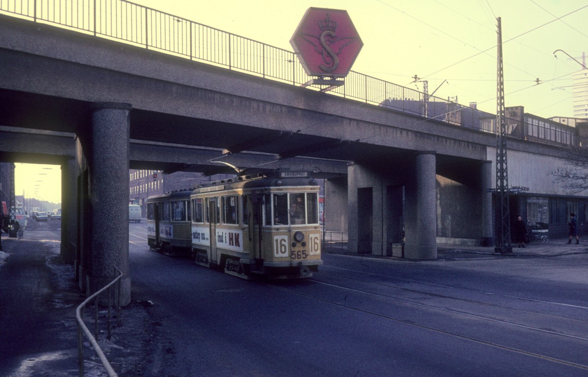 København / Kopenhagen KS SL 16 (Grossraumtriebwagen 565) Valby Langgade / S-Bf Langgade im April 1969. - Der Zug ist auf dem Weg vom Betriebshof Valby zu seiner Stammstrecke.