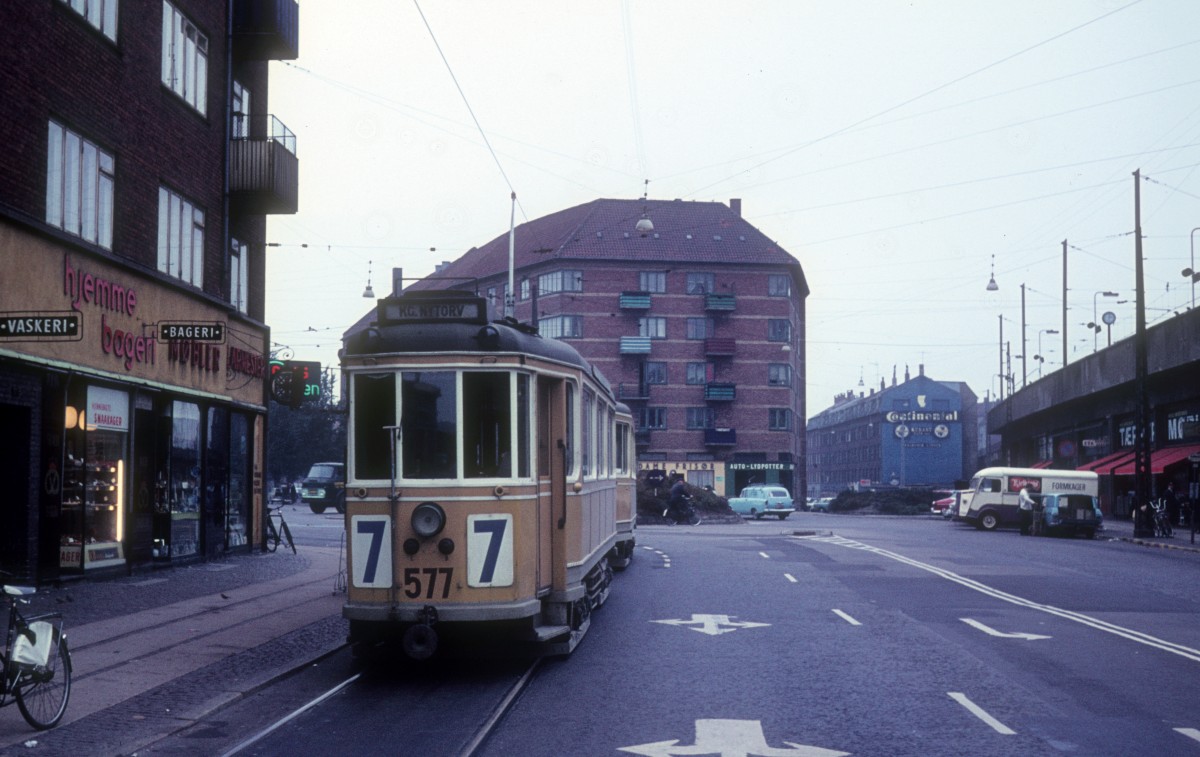 København / Kopenhagen KS SL 7 (Grossraumtriebwagen 577) S-Bahnhof Nørrebro im September 1969.