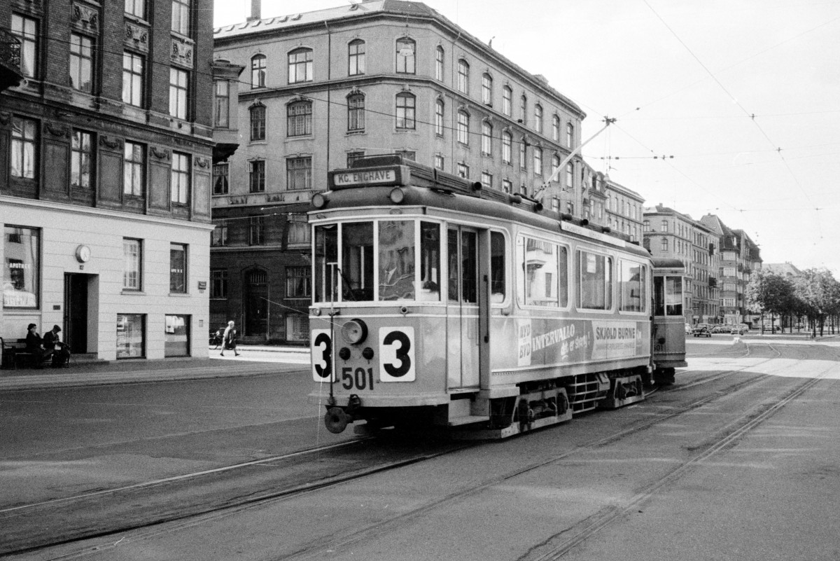 København / Kopenhagen KS SL 3 (Tw 501 + Bw 1501) Strandboulevarden / Marstalsgade im Juli 1967. - Diese Wagen wurden 1930 von der Hauptwerkstätte der Kopenhagener Strassenbahnen gebaut. Sie waren die Prototypen der Triebwagenserie 501 - 618 und Beiwagenserie 1501 - 1583, die beide in den Jahren 1930 bis 1941 hergestellt wurden.