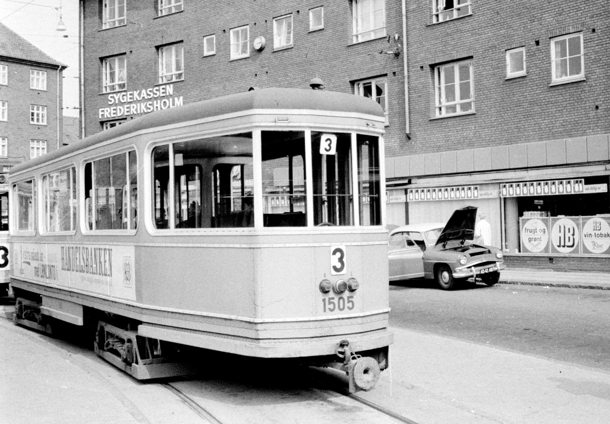 København / Kopenhagen KS SL 3 (Bw 1505) Mozarts Plads im Juli 1967. - Die Häuser stehen hier noch, aber sonst ist alles verändert: Die Linie 3 wurde 1968 eingestellt, der Beiwagen wirbt für eine Bank, die heute einen anderen Namen hat, der Konsum-Laden HB hat auch den Namen gewechselt, das Auto gibt's nicht mehr, auch die  Sygekasse  (: Krankenkasse) ist verschwunden, und der Platz ist völlig umgestaltet worden.