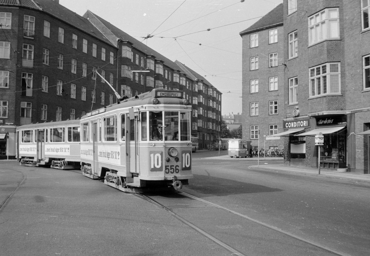 København / Kopenhagen KS SL 10 (Tw 556) Toftegaards Plads im Juli 1967. - Der Zug kommt vom Betriebsbahnhof Valby. - Scan von einem Schwarzweissnegativ (Kamera: Konica EE-Matic).