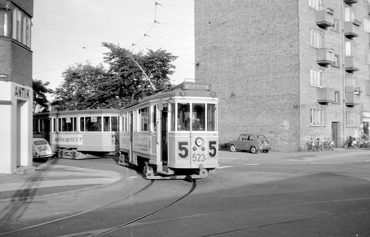 København / Kopenhagen KS SL 5 (Tw 523 + Bw 1556) Kretavej / Grækenlandsvej im August 1967. - Der Zug kehrt am späten Nachmittag zum Betriebshof Sundby zurück, indem er die Betriebsstrecke zwischen Backersvej und dem Betriebshof durch Kretavej benutzt. - Scan vom Schwarzweissnegativ. Kamera: Konica EE-matic.