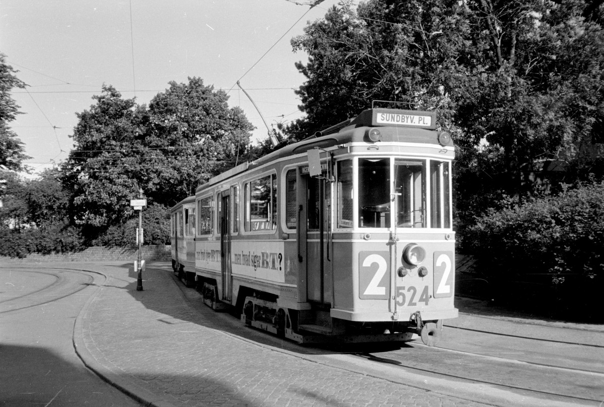 København / Kopenhagen KS SL 2 (Tw 524 + Bw 15xx) Brønshøj Torv (Endstation Brønshøj) im August 1967. - Scan von einem S/W-Negativ. Kamera: Konica EE-matic.