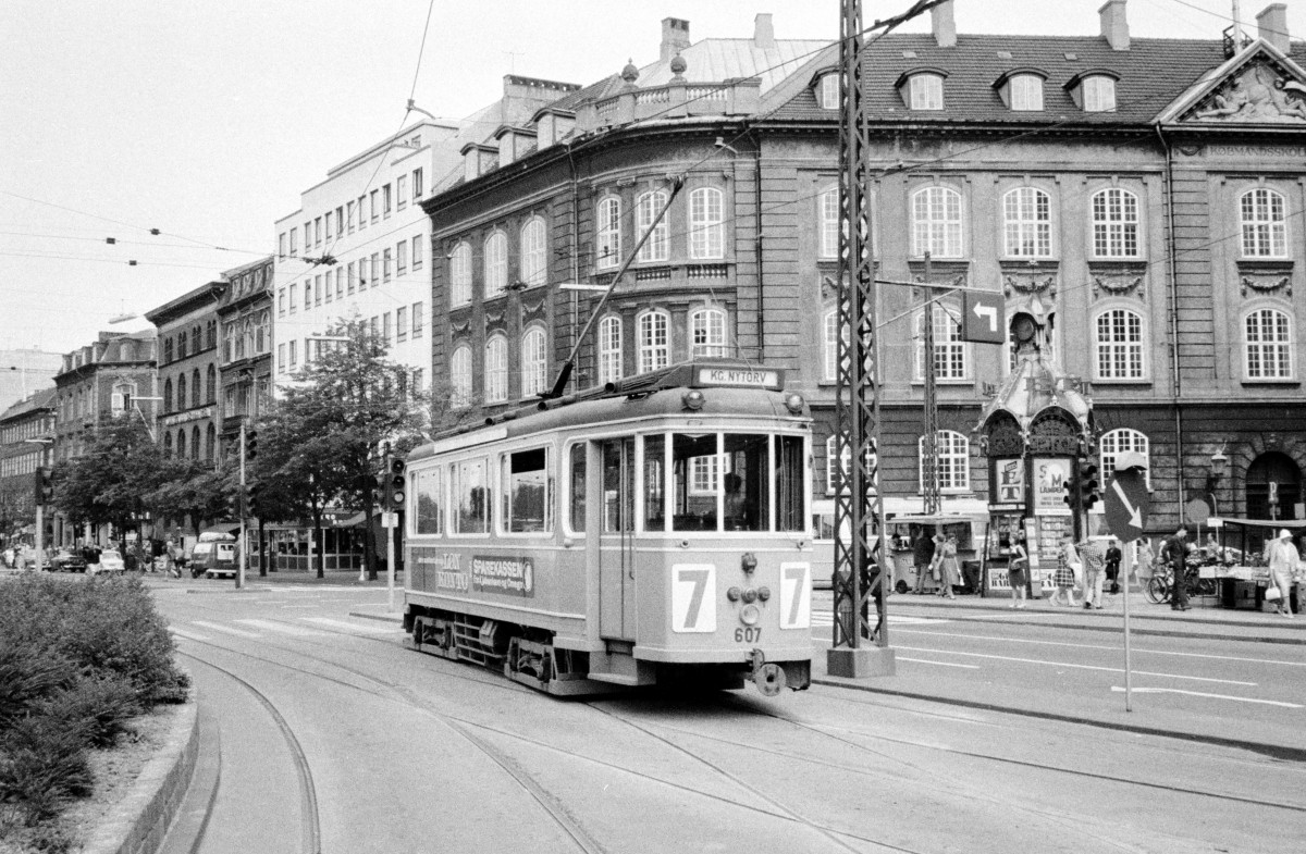 København / Kopenhagen KS: Tw 607 Nørre Voldgade / Fiolstræde im Juli 1967. - Obschon der Triebwagen als Linie 7 beschildert war, fuhr er als Sonderzug.