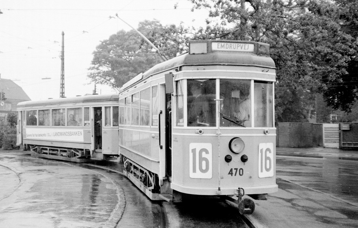 København / Kopenhagen KS: Tw 470 und Beiwagen 1054 als SL 16 auf einer Sonderfahrt (Fotofahrt) für Mitglieder der Sporvejshistorisk Selskab (: der dänischen Gesellschaft für Straßenbahngeschichte) im August 1967. Der Zug hält an der Endstation der Straßenbahnlinien 10 und 16 in Emdrup (Hst. Emdrupvej). - Die Triebwagen der Serie 447 - 490 und die Beiwagen der Serie 1001 - 1065 wurden in den Jahren 1942 bis 1947 von der Hauptwerkstätte der Københavns Sporveje gebaut. Die Triebwagen wurden im Frühling 1967 ausgemustert, während einige der Beiwagen noch bis zum Frühling 1968 in Betrieb waren. - Sowohl der Tw als auch der Bw befinden sich heute in der Sammlung des Dänischen Straßenbahnmuseums. - Scan von einem S/W-Negativ. Film: Ilford FP3. Kamera: Konica EE-matic.