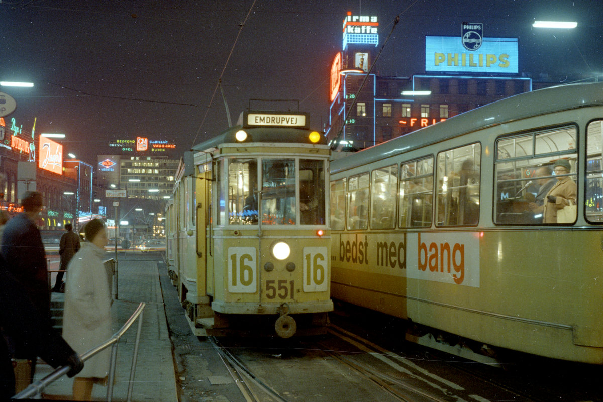 København / Kopenhagen SL 16 (Tw 551) Rådhusplads / Rathausplatz am 10. Dezember 1969. - Scan von einem Farbnegativ. Film: Kodacolor X.