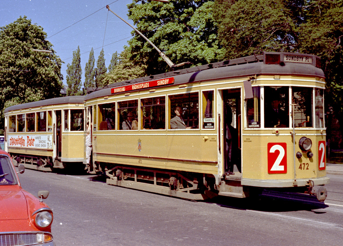København / Kopenhagen SL 2 (Sonderfahrt mit dem Tw 472 und dem Bw 1052) Frederiksberg, Rolighedsvej / Bülowsvej am 23. Mai 1968. - Der Triebwagen 472 gehörte zur KS-Serie 447 - 490, die von der Hauptwerkstätte der KS in den Jahren 1942 bis 1947 hergestellt wurde; der Tw befindet sich heute in der Sammlung des Dänischen Straßenbahnmuseums, Sporvejsmuseet Skjoldenæsholm. - Scan von einem Farbnegativ. Film: Kodacolor X.  