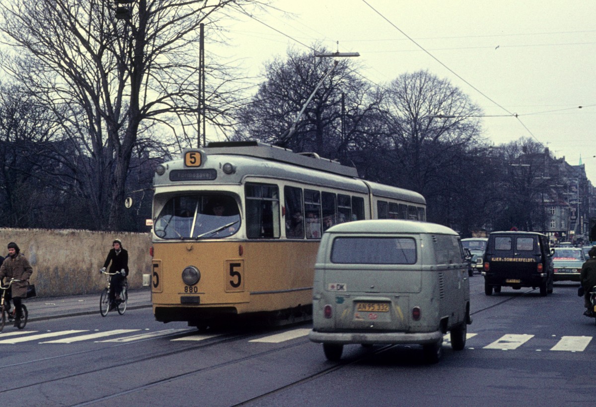 København / Kopenhagen SL 5 (DÜWAG-GT6 880) Nørrebrogade / Sjællandsgade am 12. April 1972.