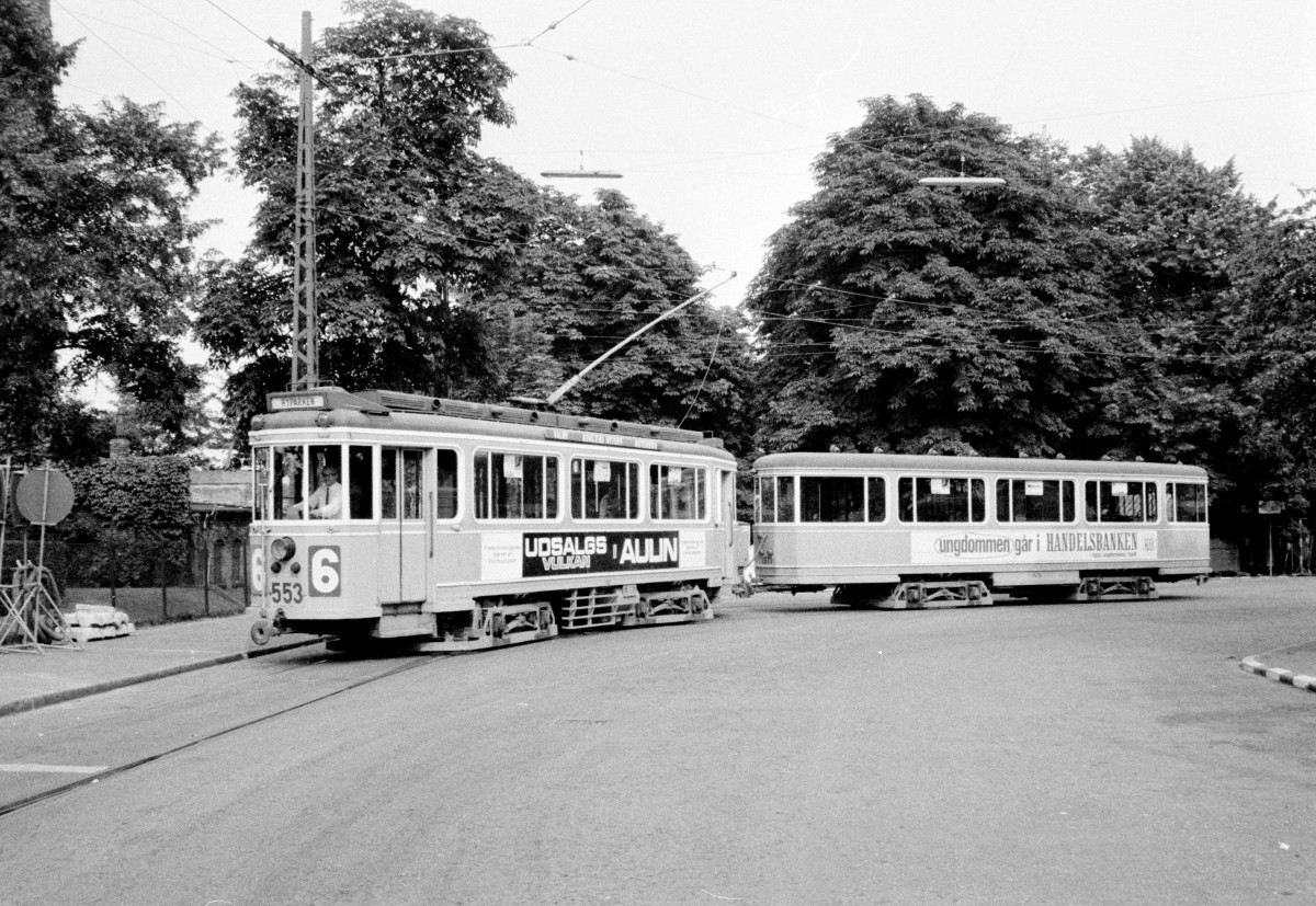 København / Kopenhagen SL 6 (Tw 553) Ved Sporsløjfen im Juli 1967. - Der Zug hat eben den Betriebshof Svanemøllen (rechts ausserhalb des Bildes) verlassen. - Die Strasse hat ihren Namen von der damaligen Strassenbahnwendesleife (sporsløjfe = Gleisschleife). Hier hatten im Laufe der Zeit die Strassenbahnlinien 1, 4, 14 und 18 Endstation. 1967 waren sie alle eingestellt, der Betriebshof Svanemøllen wurde aber zu der Zeit noch von den Linien 3 und 6 benutzt. 