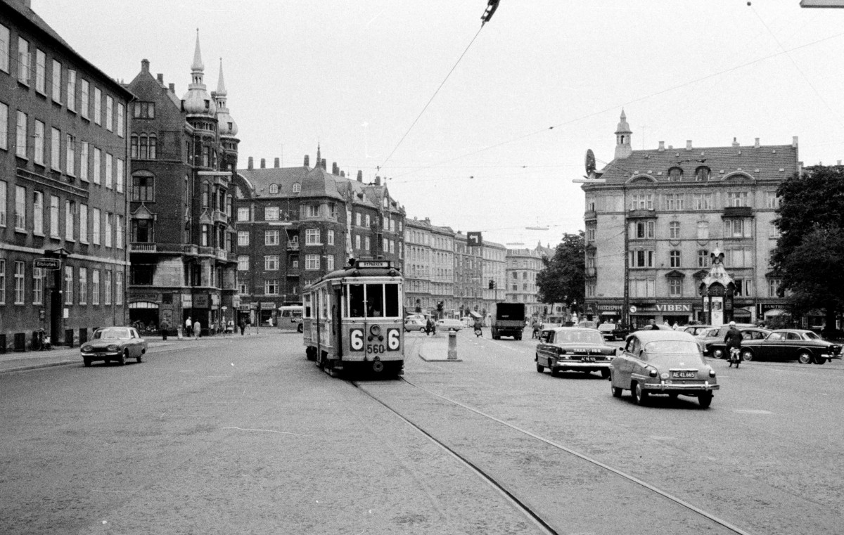 København / Kopenhagen SL 6 (Tw 560) Jagtvej / Reersøgade im Juli 1967. - Der Zug fährt auf der Betriebsstrecke zwischen dem Betriebshof Svanemøllen und der Stammstrecke der SL 6, die der Zug in Kürze am Platz Vibenhus Runddel erreichen wird.