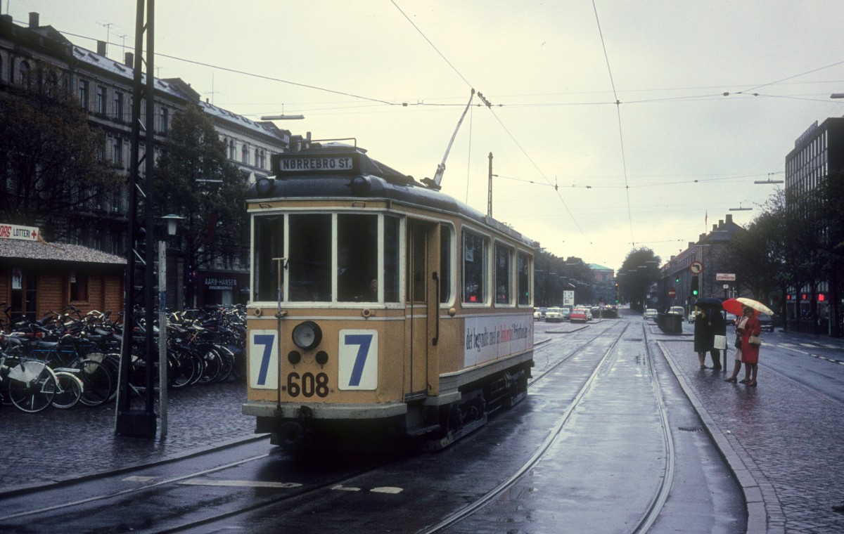 København / Kopenhagen SL 7 (Tw 608) Nørre Voldgade / Frederiksborggade / Nørreport station (: Bahnhof Nørreport) am 6. Oktober 1968.