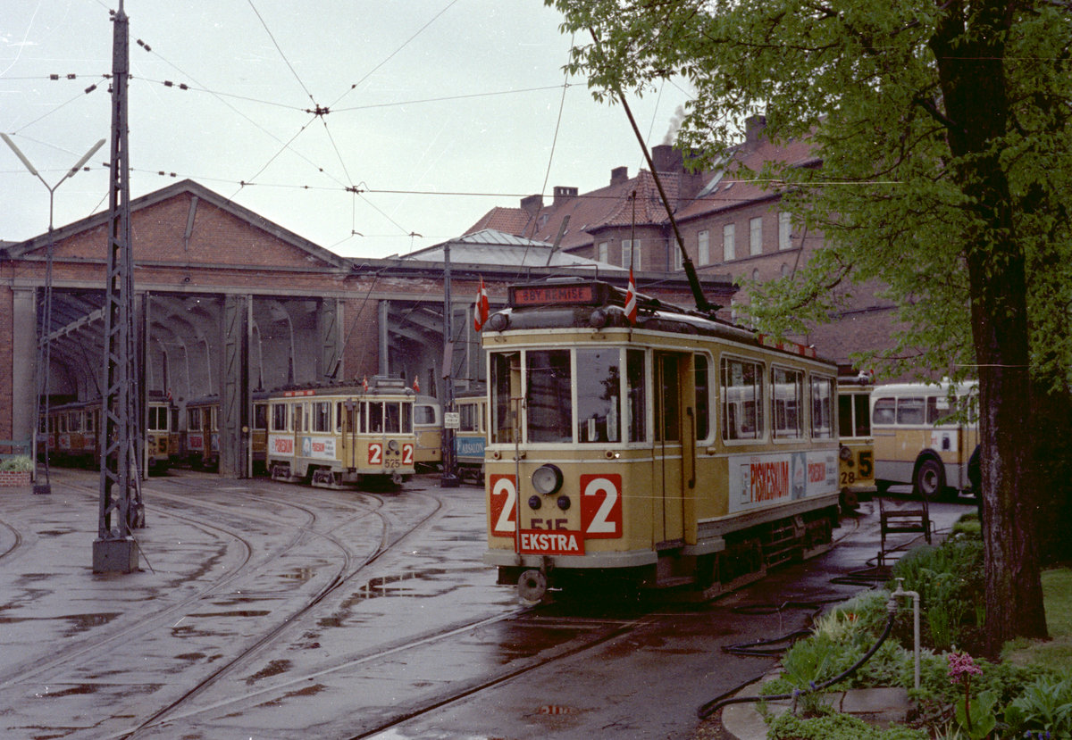 København Københavns Sporveje (KS) im Mai 1968: Tw 515 und andere Großraumwagen halten im Straßenbahnbetriebsbahnhof Sundby. - Sowohl die Trieb- als die Beiwagen wurden in den Jahren 1930 bis 1941 hergestellt. Die Hauptwerkstätte der KS baute alle Triebwagen (501 - 618) und den größeren Teil der Beiwagen (1501, 1532 - 1583), während die Waggonfabrik Scandia in Randers (Jütland) die Beiwagen 1502 - 1531 herstellte. - Scan von einem Farbnegativ. Film: Kodacolor X.