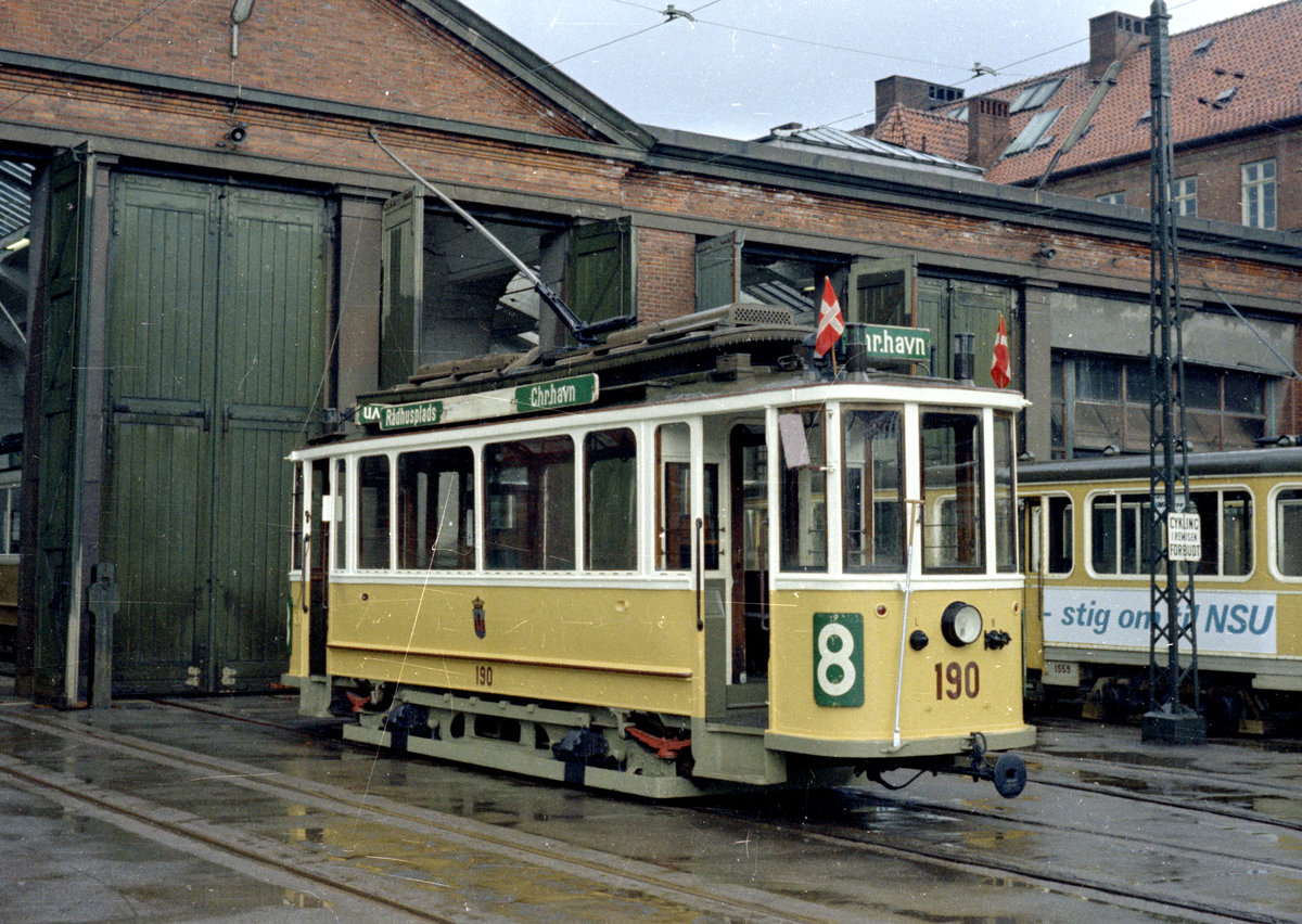 København Københavns Sporveje SL 8 (Museumstriebwagen 190) Straßenbahnbetriebsbahnhof Sundby am 18. August 1968. Der zweiachsige Tw fuhr als SL 8 während des 350jährigen Jubiläums des Stadtviertels Christianshavn. - Der Tw befindet sich heute in der Sammlung des Dänischen Straßenbahnmuseums (Sporvejsmuseet Skjoldenæsholm). - Scan von einem Farbnegativ. Film: Kodak Kodacolor X.