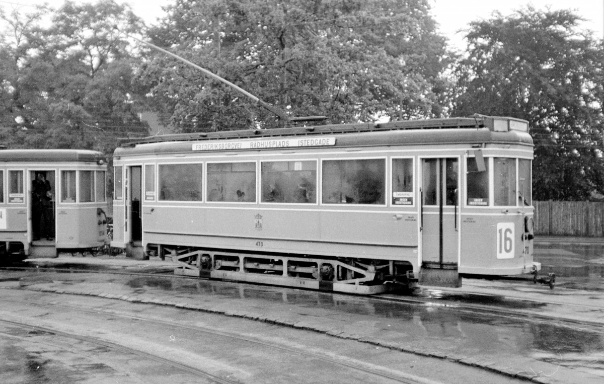 København Københavns Sporveje: Sonderfahrt / Fotofahrt mit dem Triebwagen 470 und dem Beiwagen 1054 für Mitglieder der Sporvejshistorisk Selskab (: der Dänischen Gesellschaft für Straßenbahngeschichte) eines Sonntags im August 1967. - Der Zug hält in der Gleisschleife Frederiksborgvej / Emdrupvej - hier hatten die Straßenbahnlinien 10 und 16 die eine Endstation. - Die beiden Wagen befinden sich heute in der Sammlung des Dänischen Straßenbahnmuseums. - Scan von einem S/W-Negativ. Film: Ilford FP3. Kamera: Konica EE-matic. 
