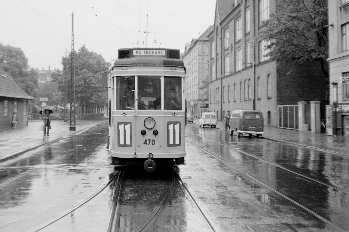 Københavns Sporveje: Sonderfahrt / Fotofahrt für Mitglieder der Dänischen Gesellschaft für Straßenbahngeschichte mit dem Tw 470 (der KS-Serie 447 - 490) und dem Bw 1054 (der Serie 1001 - 1065) eines Sonntags im August 1967. - Der Zug befindet sich am Enghave Plads, wo es noch die Zeit gab, eine kleine Rekonstruktion zu machen: Der Tw 470 hält als SL 11 an der Haltestelle - diese Linie wurde aber 1958 aufgelassen. - Scan von einem S/W-Negativ. Film: Ilford FP3. Kamera: Konica EE-matic.
