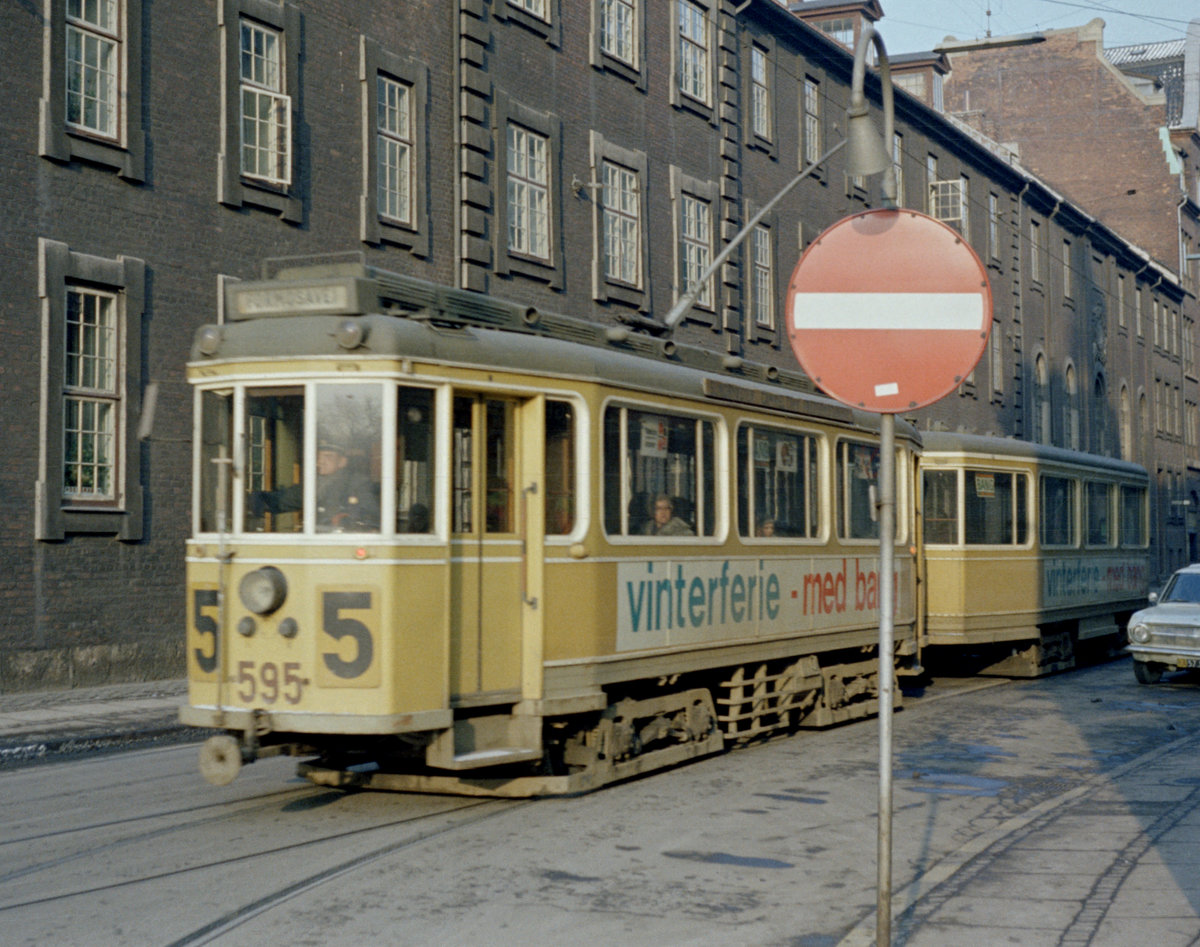 Københhavn / Kopenhagen Københavns Sporveje SL 5 (Tw 595 + Bw 15**) København K, Zentrum, Løngangstræde / Vester Voldgade am 17. Februar 1970. - Scan eines Farbnegativs. Film: Kodak Kodacolor X.