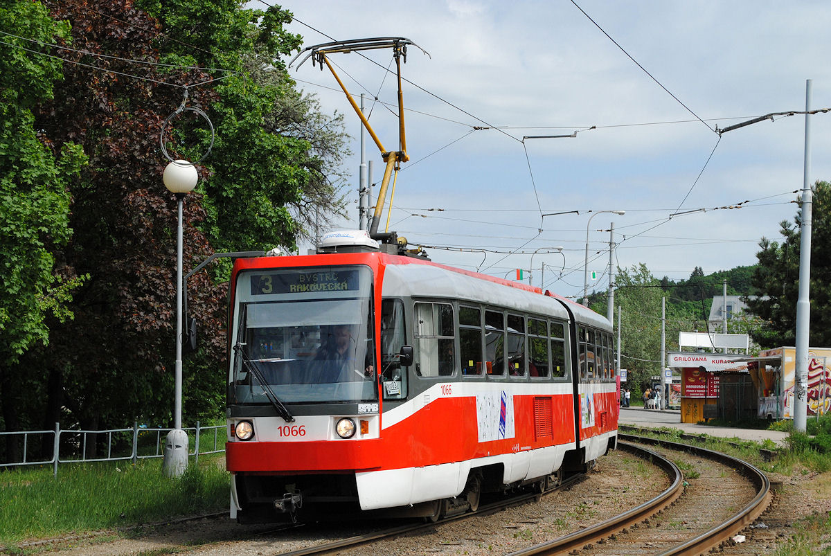 K2R 1066 kurz hinter der Endstelle Stara Osada auf dem Weg nach Bystrc  Rakovecka.(08.05.2015)