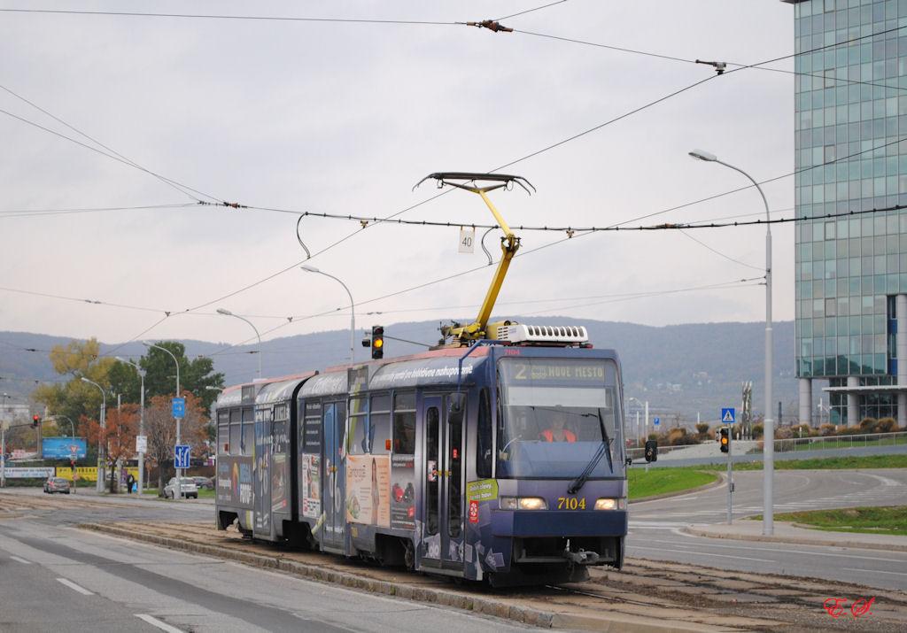 K2S 7104 fhrt in der Tomasikova ulica zum Bhf. Nove Mesto.(02.11.2013)  