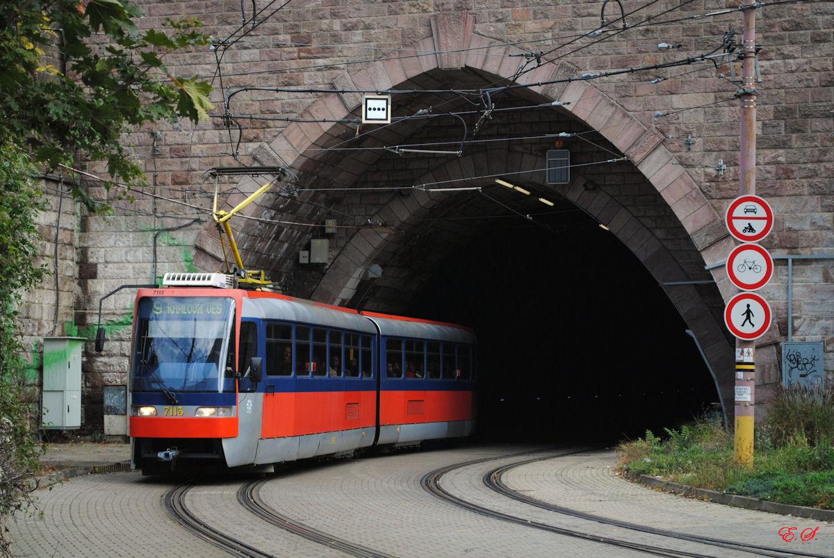 K2S 7113 bei der Ausfahrt aus dem Tunnel auf dem Weg nach Karlova Ves.Dieses Fahrzeug z�hlt zu den letzten Vertretern, die noch das zur Jahrtausendwende eingef�hrte rot-silber-blaue Farbdesign tragen.(11.10.2013)