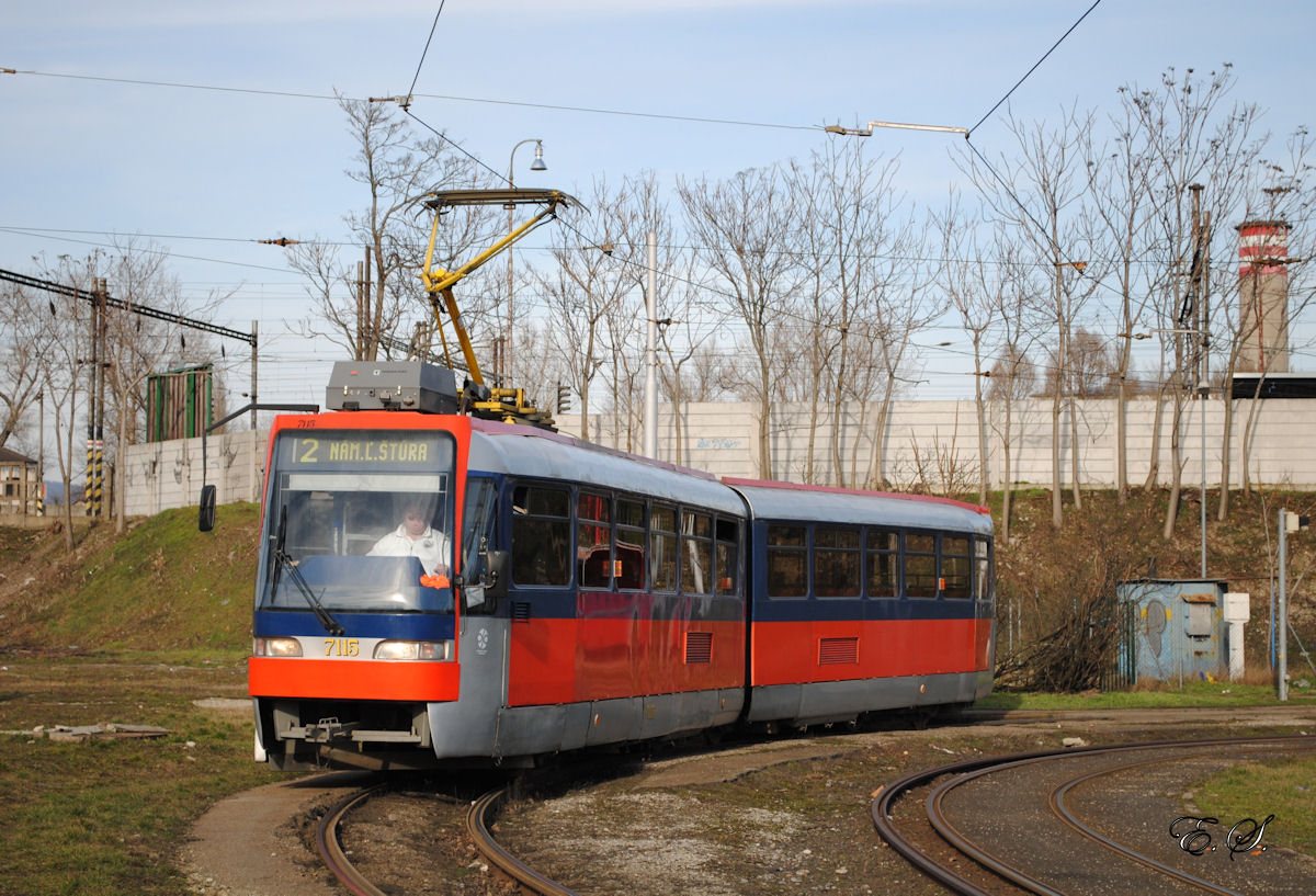 K2S 7115 in der Endschleife Nove Mesto.Das rechts ersichtliche Dreischienengleis ist noch ein Überrest der projektierten Umspurung auf 1435mm aus den frühen 1990er Jahren,die aber nie abgeschlossen wurde.(15.02.2014)