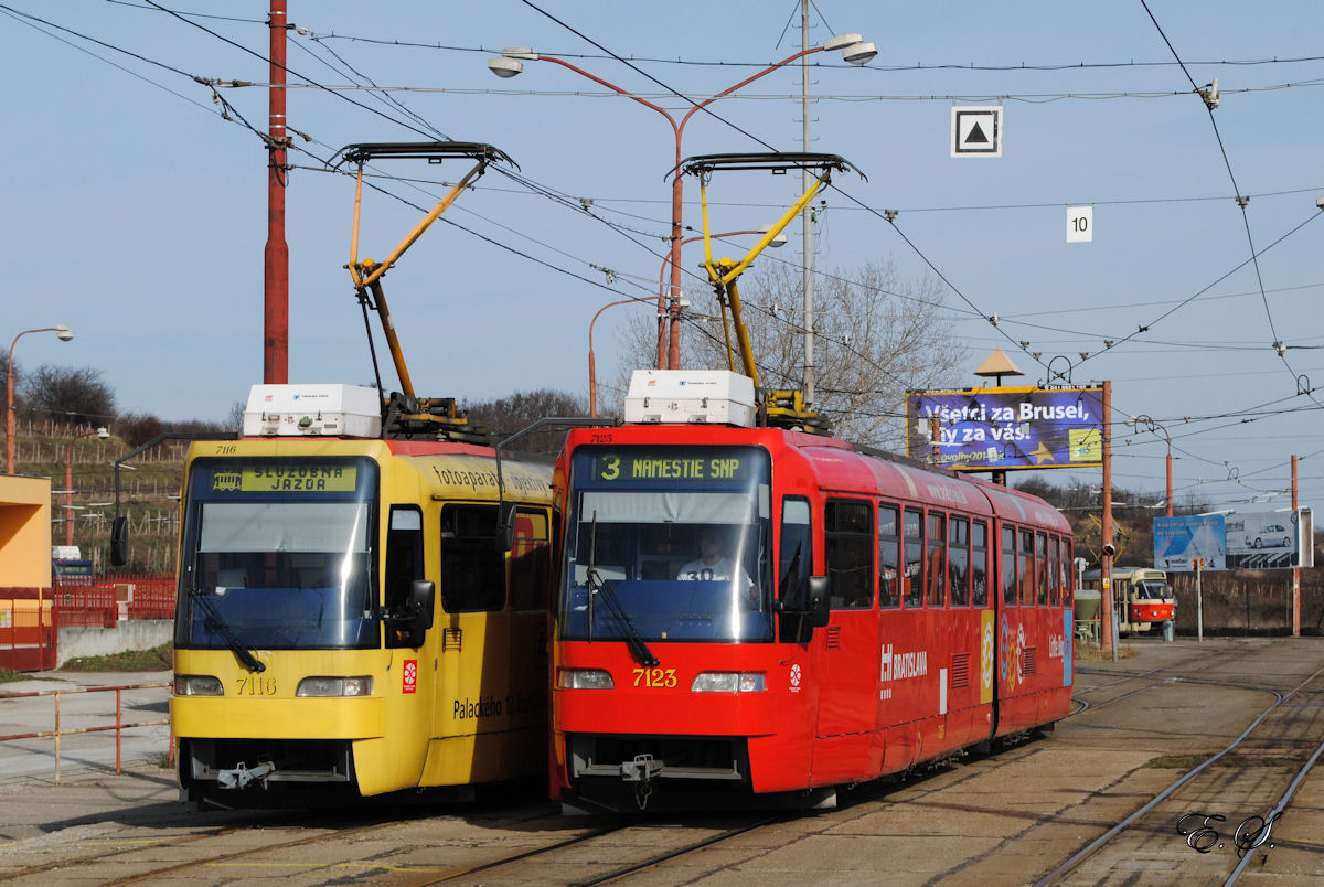 K2S 7116 und 7123 in der Wendeanlage Raca - Komisarky.(15.02.2014)