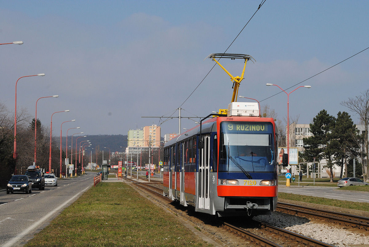 K2S 7120 als Linie 9 nach Ruzinov in der Karloveska ulica kurz hinter der Haltestelle MIU - Karlova Ves. (28.02.2015)