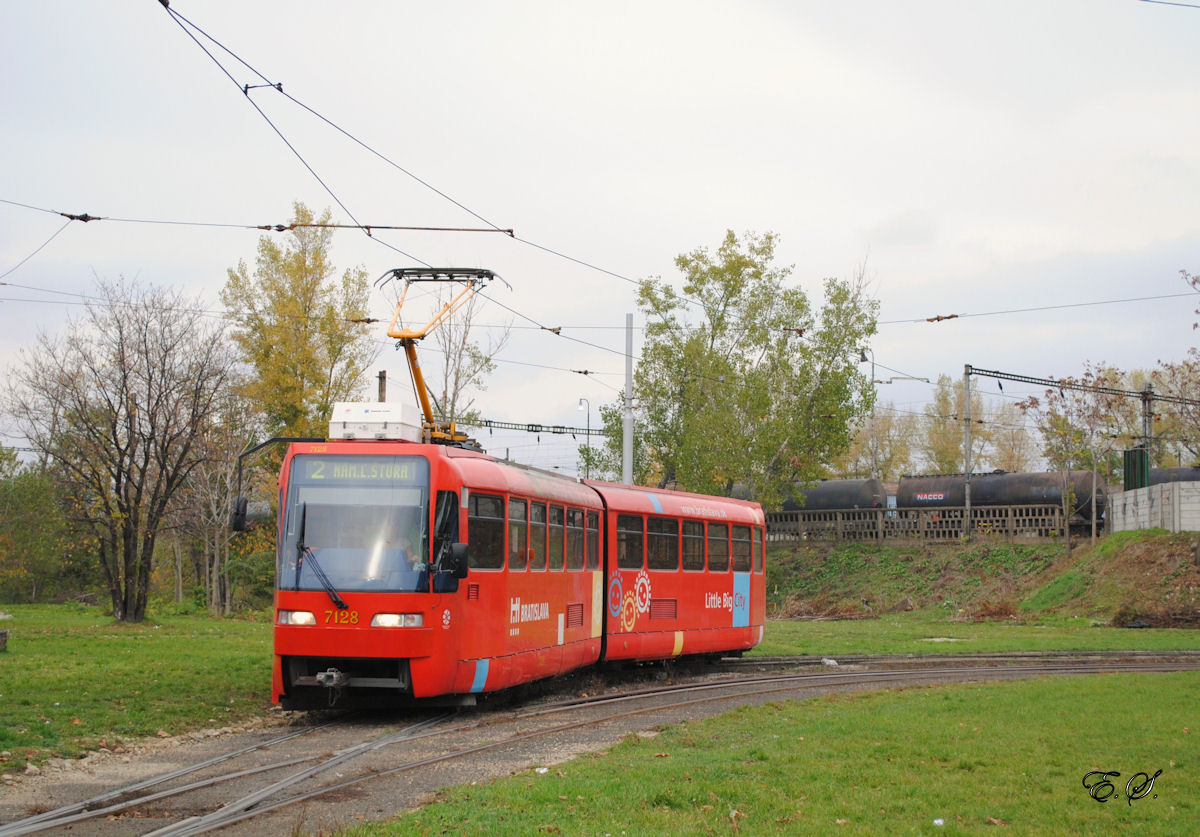 K2S 7128 verlt die Wendeschleife am Bhf.Nove Mesto.(02.11.2013)