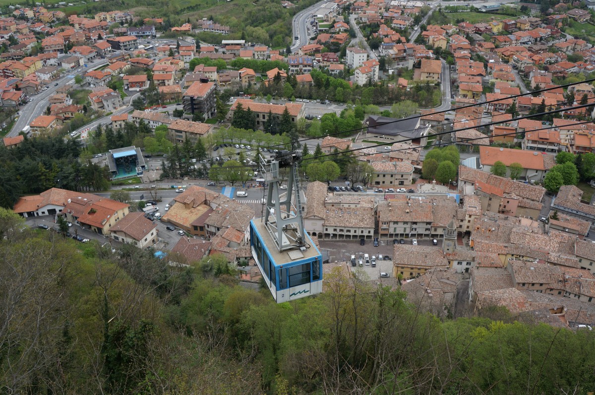 Kabine 2 der Seilbahn zwischen der Gemeinde Borgo Maggiore und dem Berg Monte Titano auf Talfahrt; San Marino, 17.04.2015