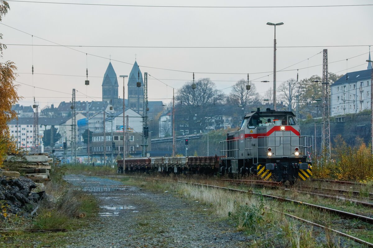 KAF Falkenhahn 271 006-9 mit Bauzug in Wuppertal, November 2023.