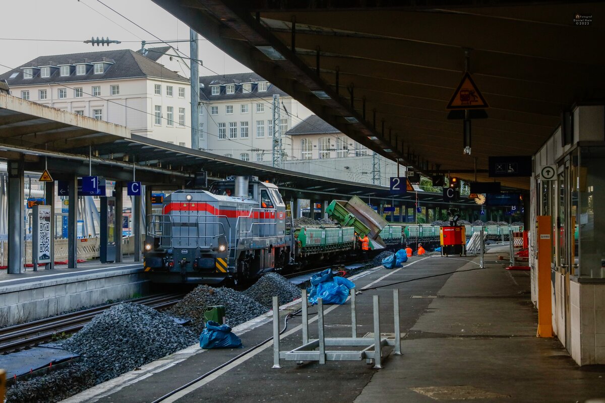 KAF Falkenhahn 4120 001-7 G12 mit Schotterzug in Wuppertal Hbf, November 2023.