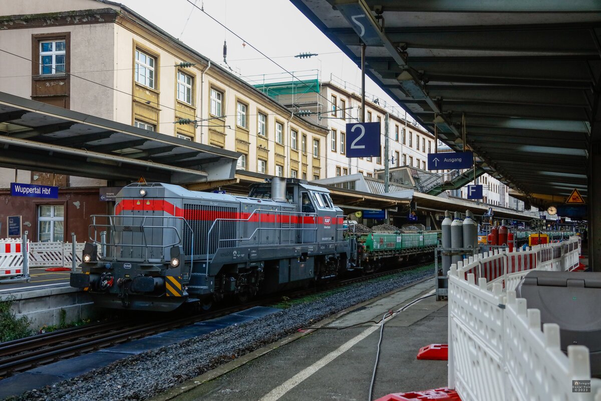 KAF Falkenhahn 4120 001-7 Vossloh G12 mit Schotterzug in Wuppertal Hbf, November 2023.