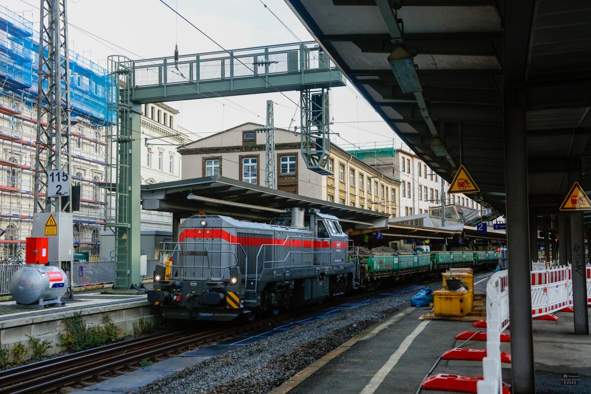 KAF Falkenhahn 4120 001-7 Vossloh G12 mit Schotterzug in Wuppertal Hbf, November 2023.