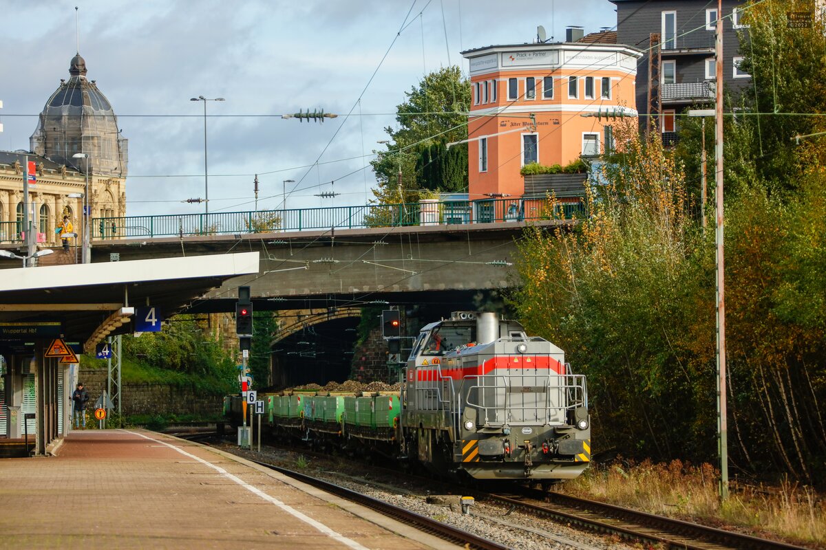 KAF Falkenhahn 4120 001-7 Vossloh G12 mit Schotterzug in Wuppertal, November 2023.
Gr��e zur�ck an den Lokf�hrer!