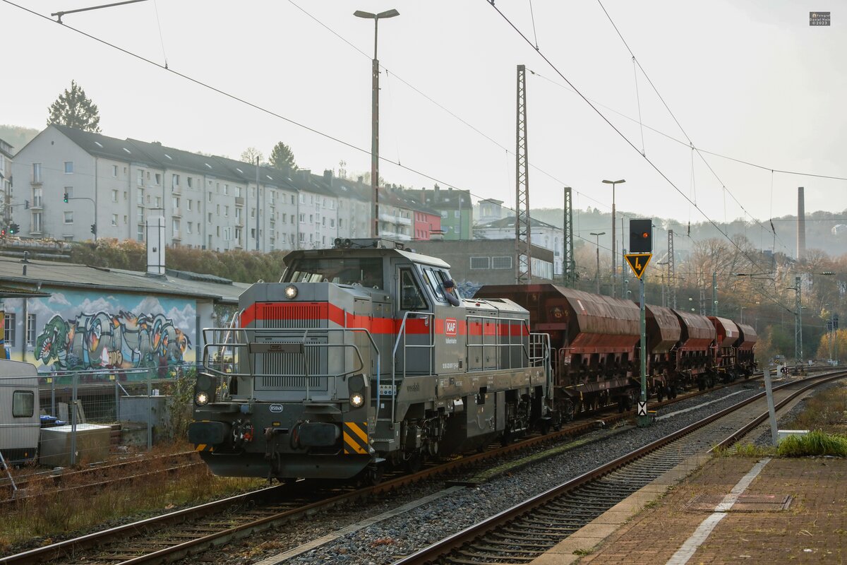 KAF Falkenhahn 4120 001-7 Vossloh G12 mit Schotterzug in Wuppertal, Dezember 2023.