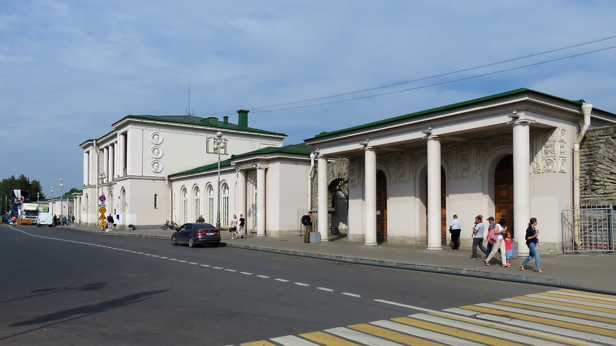 Kaiserlicher Bahnhof in Царское Село (Zarskoje Selo), bei St. Petersburg, 19.8.17

Von hier aus ist es nicht mehr weit bis zum Katharinenpalast mit der Rekonstruktion des Bernsteinzimmers.