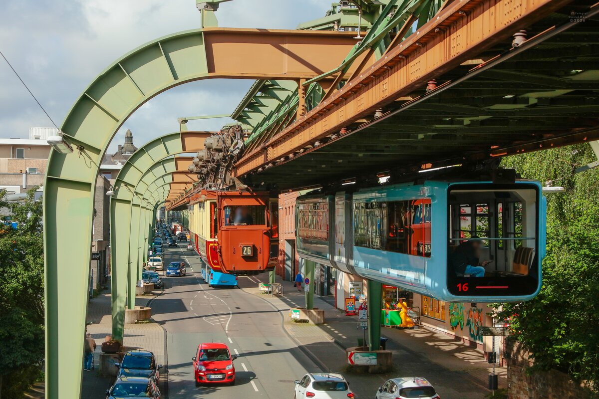 Kaiserwagen & Schwebebahn Gtw 15/16 in Wuppertal, Juni 2026.