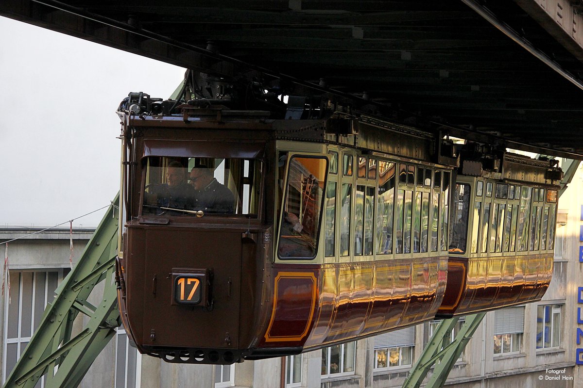 Kaiserwagen als Kaffeefahrt am Döppersberg in Wuppertal, Januar 2017.