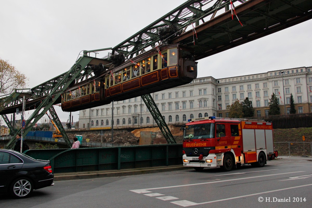 Kaiserwagen und die Wuppertaler Feuerwehr am 15.11.2014 am Döppersberg in Wuppertal Elberfeld. 