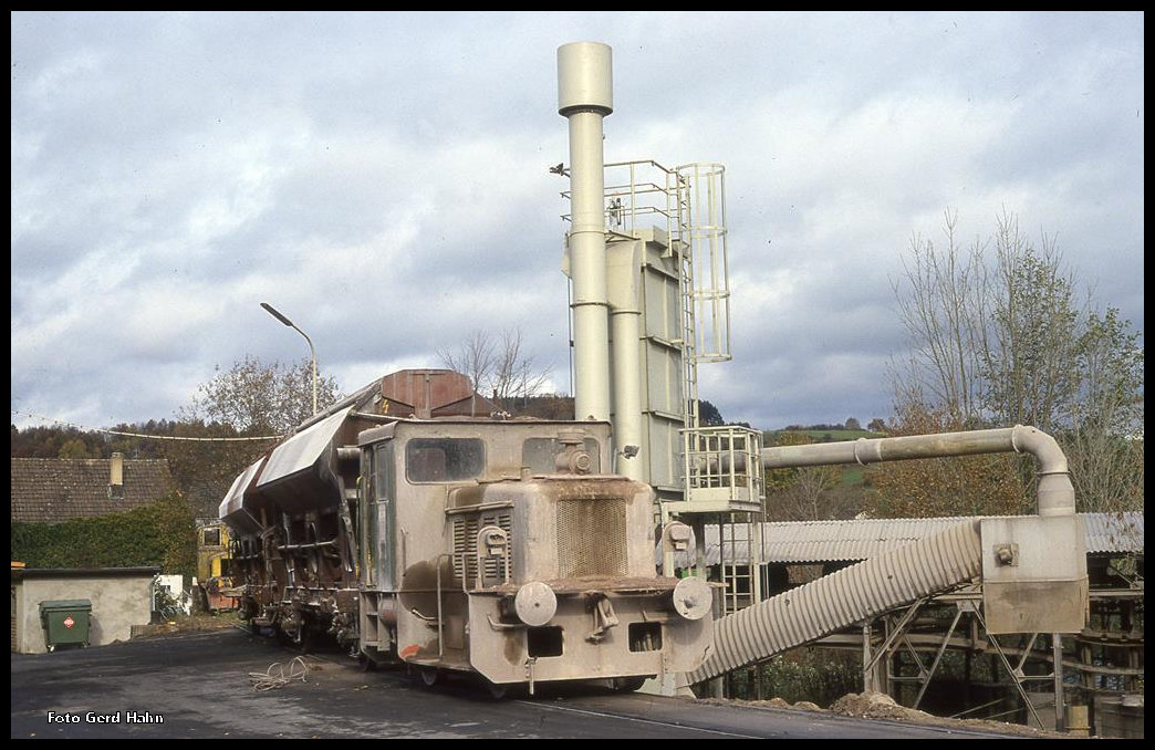 Kalkwerk Grevenbrück am 27.10.1994: Lok 1 Schöma
Hinter dem Zug schaut ein wenig die Vorgänger Lok 2 Deutz hervor.