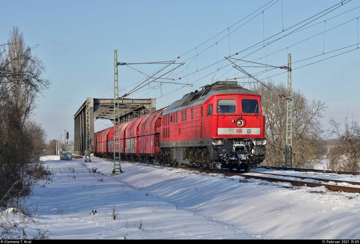 Kalkzug (?) mit 232 117-2 (132 117-3) unterwegs in Schkopau Richtung Merseburg Hbf.

🧰 DB Cargo
🚩 Bahnstrecke Halle–Bebra (KBS 580)
🕓 11.2.2021 | 15:05 Uhr