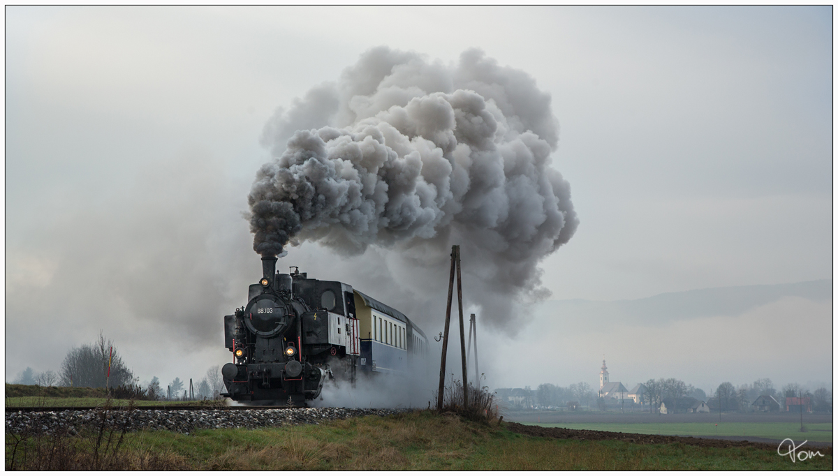 Kalt und nebelig war es am 2.12.2018 im Rosental, als die 88.103 mit ihrem Nikolausdampfzug in Richtung Ferlach an mir vorbei fuhr. 
Kirschentheuer 2.12.2018