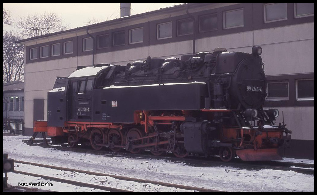 Kalt stand am 19.2.1994 997246 außerhalb des neuen Lokschuppen in Wernigerode.